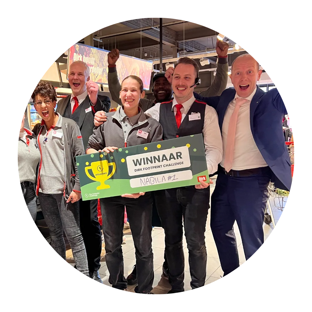 Medewerkers van Dirk van den Broek met het winnaarsbord van de Footprint Challenge